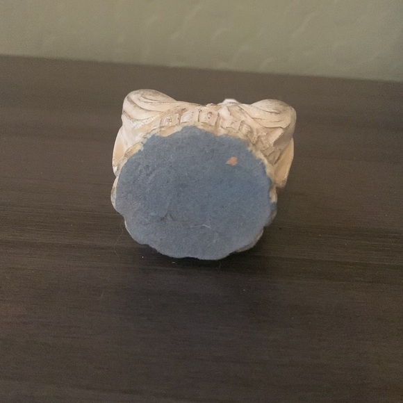 Quan Yin Statuette - Goddess of Mercy and Compassion - Picture 5 of 5